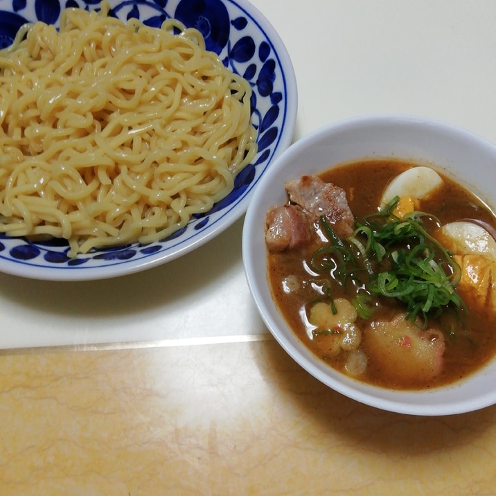 極太つけ麺の濃厚魚介醤油たれ